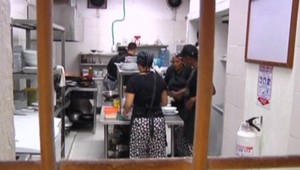 Reštaurácia s nezvyčajnou obsluhou. Na stôl jedlo nosia väzni