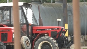 Na križovatke nedal prednosť policajtom. Tí nakoniec zistili, že na traktore jazdí pod vplyvom alkoholu