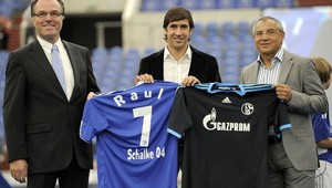 Schalke 04 privítalo Raula euforicky, dostal dresy a uhlie
