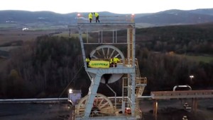 Záchranné zložky zasahovali pred Baňou Nováky. Aktivisti vyliezli na ťažobnú vežu