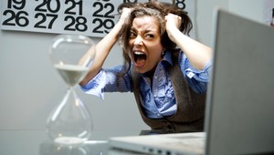 Mladá žena zomrela na prepracovanie, nadrobila si neskutočné množstvo hodín