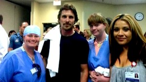 FOTOGALÉRIA. Batman Bale (38) navštívil zranených v nemocnici