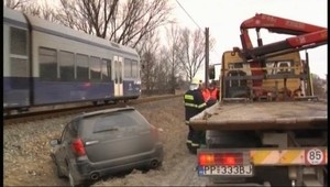 Zrážka áut, jedno z nich skončilo na železničnej trati