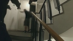 VIDEO: Telové kamery zachytili autentické zábery. Policajti zadržali hľadaného lupiča