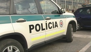 Unavení policajti. Spali v aute a hlasne chrápali...