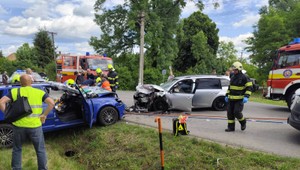 Nebezpečné predchádzanie skončilo čelnou zrážkou. Zranilo sa päť ľudí vrátane mladistvých