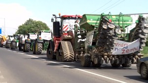 VIDEO: Protestujúci farmári postavili na cesty asi 400 traktorov. Bojovať budú ďalej, tvrdia