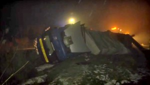 Po nehode kamióna zaplavili pole desiatky litrov nafty