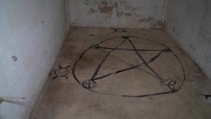 Záhadná smrť muža v ruinách hotela. Mohlo ísť aj o samovraždu počas rituálneho obradu