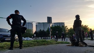 Pred zápasom najvyššej futbalovej ligy bolo rušno. Polícia zatýkala