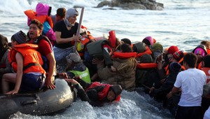 Pri gréckom ostrove Lesbos sa potopili dve lode, zatiaľ vytiahli len 35 utečencov