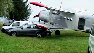 Na prešovskom letisku nabúralo lietadlo do troch áut