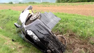 Opitý vodič z miesta nehody odišiel. Nakoniec skončil v priekope