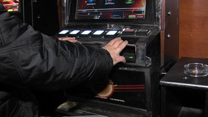 Dráma v herni: Muž s nožom chytil čašníčku pod krk, zasiahli zákazníci