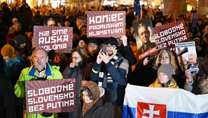 Slovenské námestia zaplnia protesty: Čo robiť, ak emócie prerastú do konfliktu?