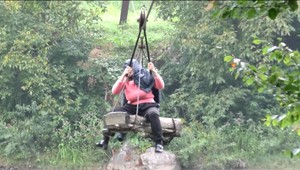 VIDEO, aké ste ešte nevideli: Babička (78) neuveriteľným spôsobom zdoláva divokú rieku, aby si nakúpila