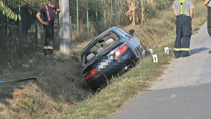 Opitý vodič skončil v priekope. Zranený ostal v zdemolovanom aute