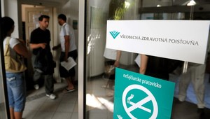 Úradníci poisťovne berú viac, ako lekári!