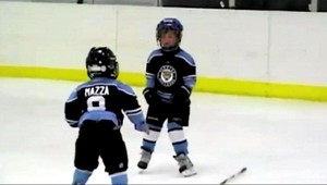 Bitka hokejových žiačikov. Rukavice zhodili ako v NHL!