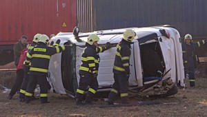 Pri zrážke vlaku a auta pri Dunajskej Strede sa zranili žena a malé dieťa