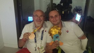 Bronzového lukostrelca Kinika ženie vpred skupina Kabát