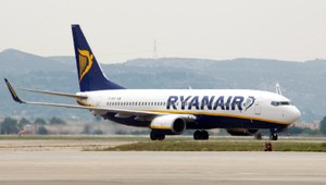 Otvoril si núdzový východ a sadol na krídlo lietadla