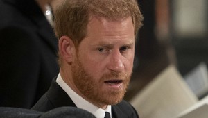 Odčítačka z pier vyzradila o čom hovoril Harry na korunovácii! Nič dobré to nebolo!