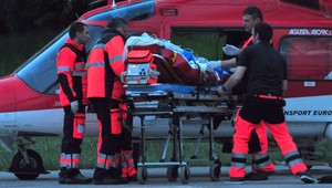 Silná explózia v Jablonke, popáleného muža previezol do nemocnice vrtuľník