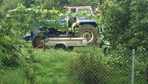 Dvojročný Timotej vypadol otcovi z traktora, zomrel pod kolesami