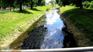 Neznesiteľný smrad. Splašky tečú rovno do potoka