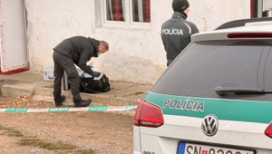 Malé dieťa bodli nožom do hlavy. Páchateľ je na úteku