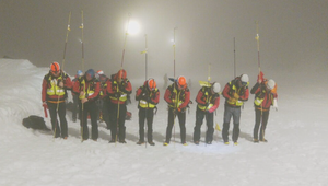 Nočný lavínový tréning: Horskí záchranári cvičili v hmle a daždi