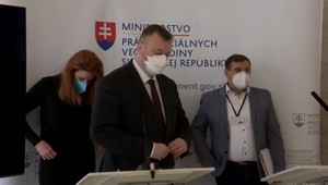 Situácia sa zlepšuje aj v zaradeniach sociálnych služieb. Krajniak hovorí o postupnom otváraní