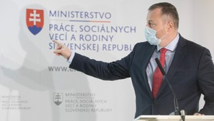 Firmy môžu od pondelka žiadať o štátnu pomoc. Minister práce Krajniak vysvetlil presné detaily
