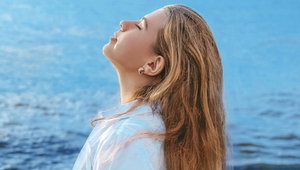 Najpopulárnejšie náušnice práve teraz? Tieto si zamilovali Kardashianky, Hailey Bieber a za pár eur môžu byť aj vaše!