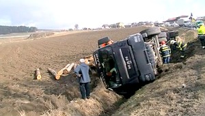 Chyba vodiča na Spiši. V priekope skončil kamión