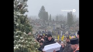 Pri útoku na Ternopiľ prišiel o celú rodinu. Otec na pohrebe kolísal rakvu svojho synčeka