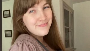 Video mladej ženy v domácnosti šokovalo ľudí: TOTO všetko stíha pri malom dieťati