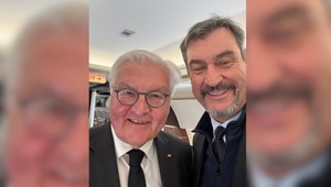 Bavorský premiér zožal kritiku za selfie po príchode do Ríma. Pápežov pohreb nie je Oktoberfest, odkazujú politici