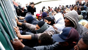 Ilegálni migranti vtrhli na trajekt, chceli do Británie