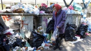 Kríza v Grécku: Takto sa hrabú boháči v odpadkoch