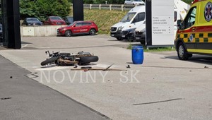 Motorkár narazil do odbočujúceho auta. Silný náraz ho odhodil do priekopy