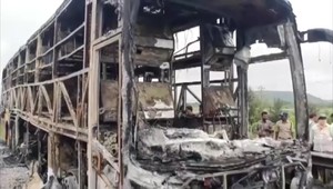 Zrážka autobusu a motocykla si vyžiadala 20 obetí, vozidlo vzbĺklo