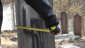 Najstarší židovský cintorín bol zneuctený: Náhrobné kamene posprejovali hákovými krížmi