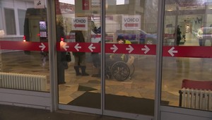 Chceli mu urobiť test na Covid. Napadol lekárku aj sestričku. Na urgente v Ružinove zasahovalo 15 policajtov