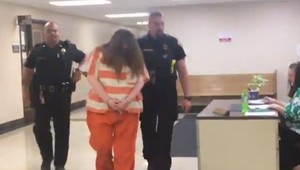 Za smrť priateľa jej hrozí až 36 rokov za mrežami. Zadusiť ho mala svojou váhou