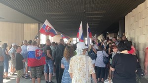 Komentár Arpáda Soltésza: Nerozhoduje luza pred parlamentom, ale v ňom