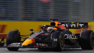 Hamilton ľutuje fanúšikov. Verstappen smeruje za sezónou ako Ascari či Schumacher