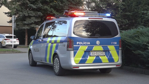 Smrteľná nehoda pri cintoríne vo Vrakuni: Vodič motocykla narazil do stĺpa, zraneniam podľahol