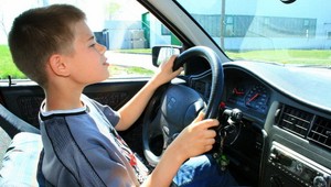 Školák (12) sa rozhodol vyzdvihnúť brata. Za volantom...